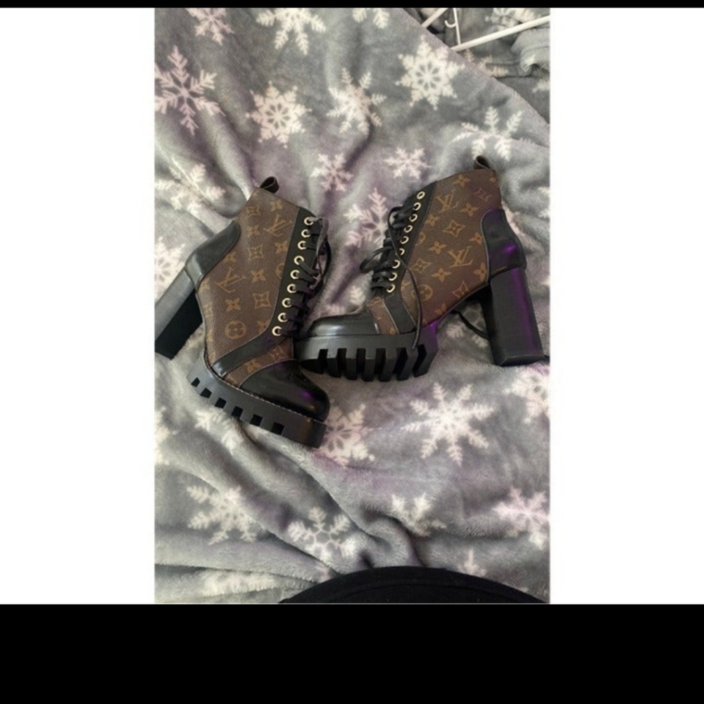 Star trail ankle boots